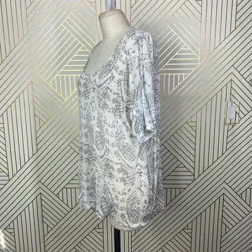 Torn By Ronny Kobo Snakeskin T-Shirt in White and Gray Size US Medium