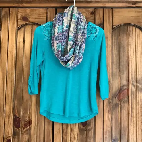 Neon Soul Juniors teal 3/4 sleeve top with a scarf size XS
