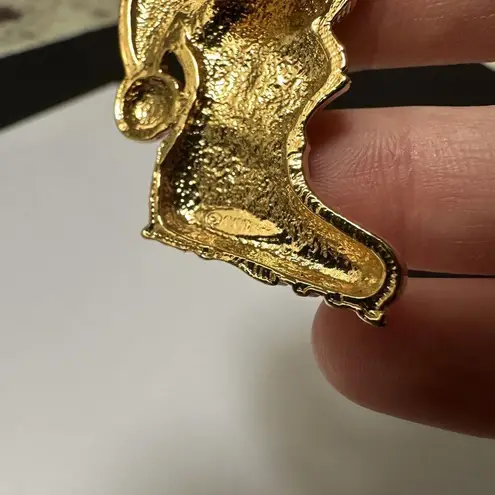 Avon Signed Cat In Boot With Red Santa Hat Holiday Brooch Pin Gold Tone