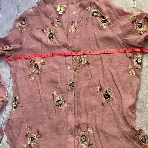 Fig and flower embroidered button down blouse in dusty rose. Pink Size M