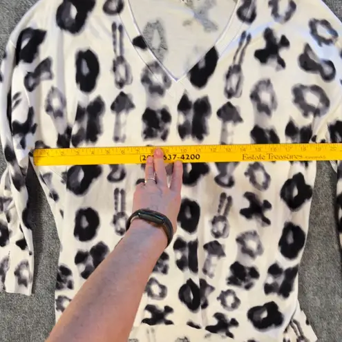 Caryn Vallone Small Sweater White Black Abstract Animal Print V