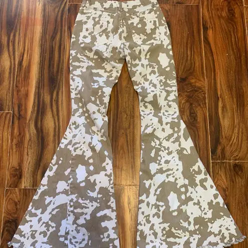 Saint & Hearts Boutique Cow Print Bell Botton Western Small Jeans. 2822