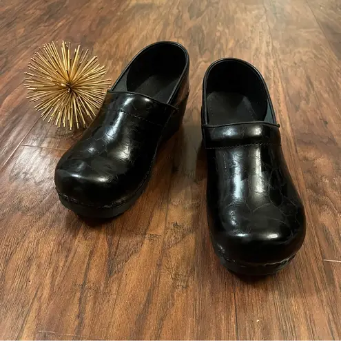 Sanita Womens Patent Leather Crocodile Textured Black Professional Clog Shoe 9.5