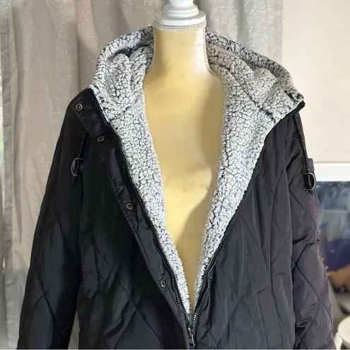 Sleek Black Puffer Jacket reversible Size XL