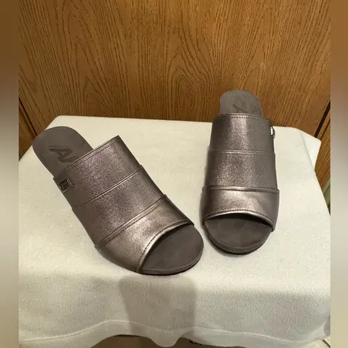 AK Sport Metallic Silver Slides Sandals Slip On Wedge Heel Akchanay Sz 9M
