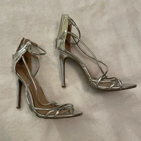 Zigi Soho Blaker Sz 7.5 High Heel Silver Patent strappy 4" heel back zipper