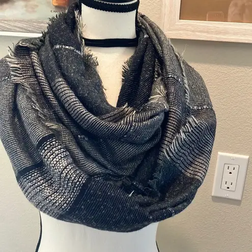 LC Lauren Conrad Lauren Conrad black and white scarf