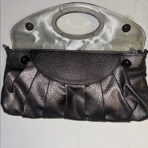SILVER CLUTCH FAUX LEATHER RHINESTONE DESIGN 2 SNAP CLOSURE
ZIP POCKET OUTSIDE