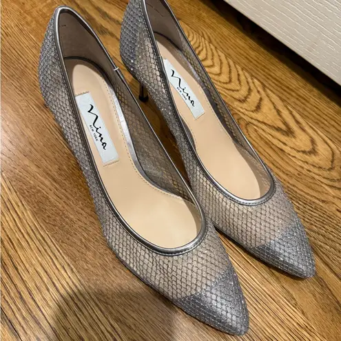 Nina NY Women’s STEEL/LIGHT GUNMETAL MESH LOW-HEEL CLASSIC
DRESSY PUMP size 8M
