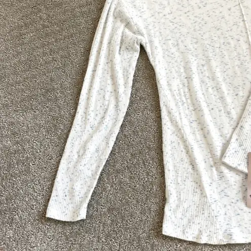 Como vintage White with Heathered Blue Long Sleeve V-Neck Top - NWT