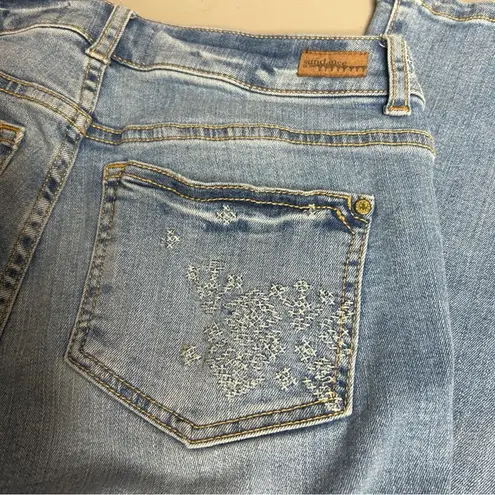 Sundance Denim Blue Jeans Distressed Knee White Embroidered Magnolia Womens Size 0
