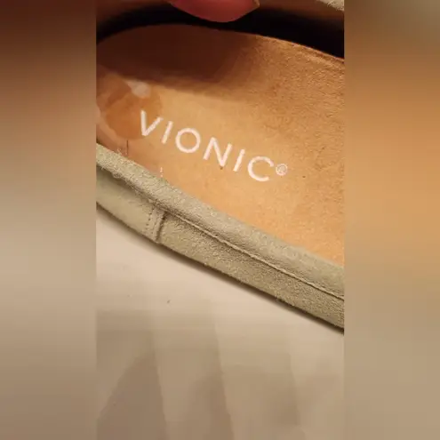 Vionic Women’s Light Green Chain Link Loafer Size 7