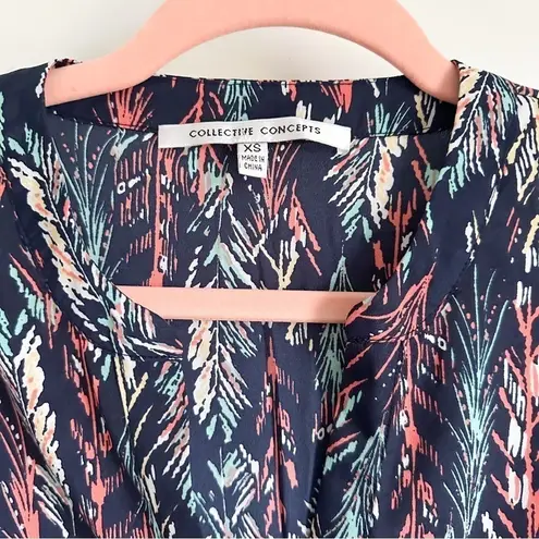 Collective Concepts Blue Feather Print Popover V Neck Blouse Top sz XS