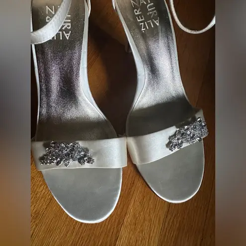 Naturalizer Womens Kinsley 3 Satin Jeweled Heels in Creamy Ivory, 8W