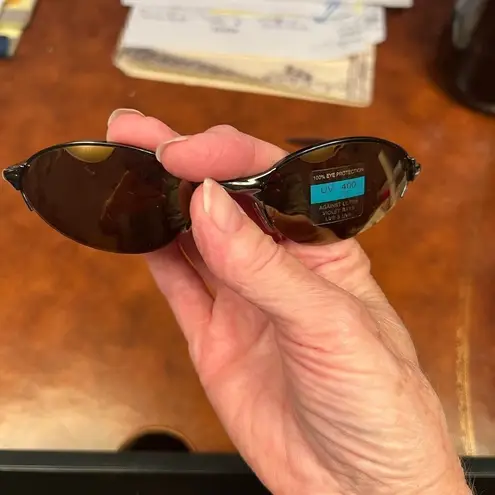 NWOT mirrored oval sunnies with UV 400 springâtemplesâandâcushionedâstems