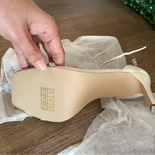 Journee Collection Zoya Heels Womens 9 Off White Square Toe Rhinestone Strap NEW