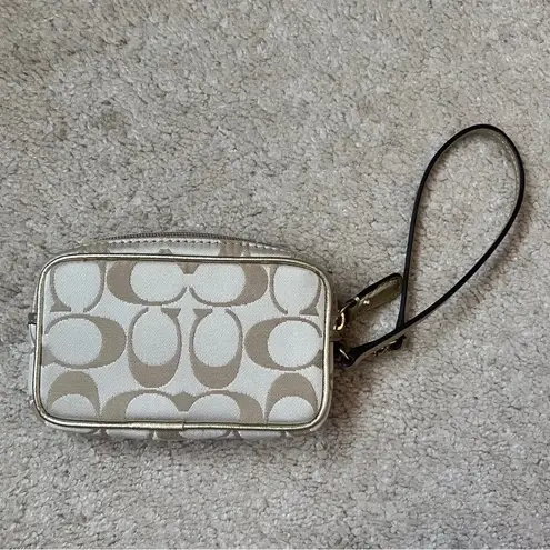 Coach  Daisy Appliqué digital camera wristlet