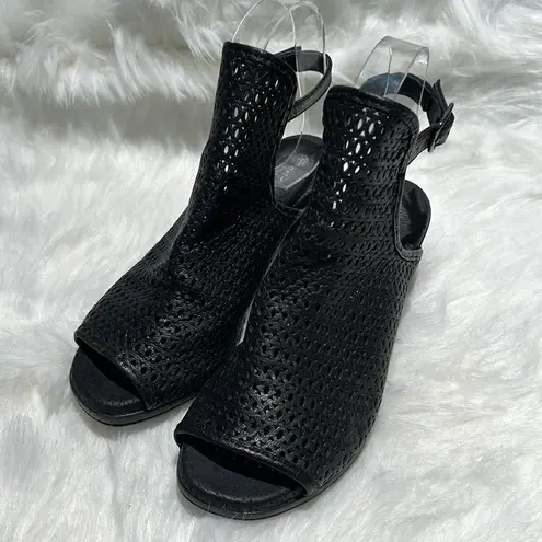 Eric Michael Brand New Tiffany Women’s Sandals Size 37/6-6.5. B71