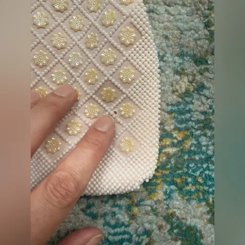 Vintage beaded clam clasp bridal wedding shoulder purse White