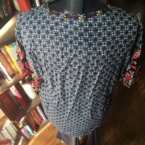 Suzanne Betro Weekend L Scandinavian v-neck blue and red blouse