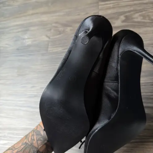 Calandre Black Satin Pointed