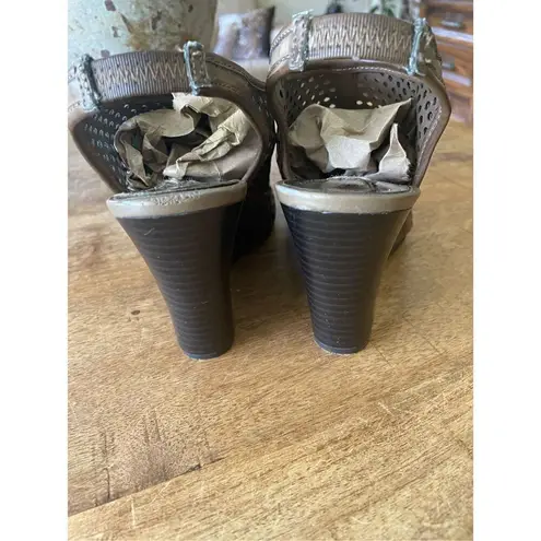 Simply Vera Vera Wang Wedge Slingback Laser Cutout Sandals Brown Women's Sz 6,5