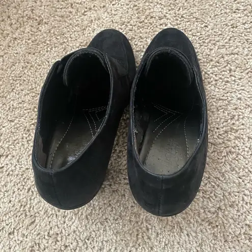 Liz Claiborne  Black Suede Comfy Heels Size 8