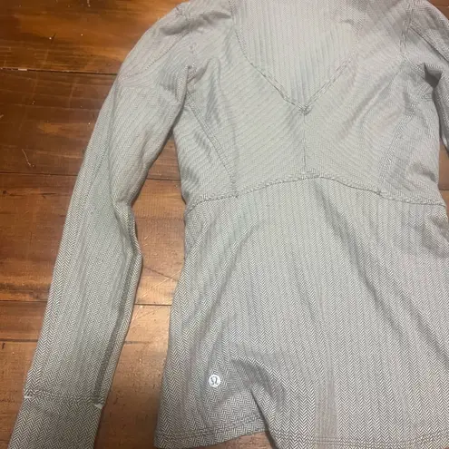 Lululemon Black and White Herringbone Pattern Jacket - Image 4