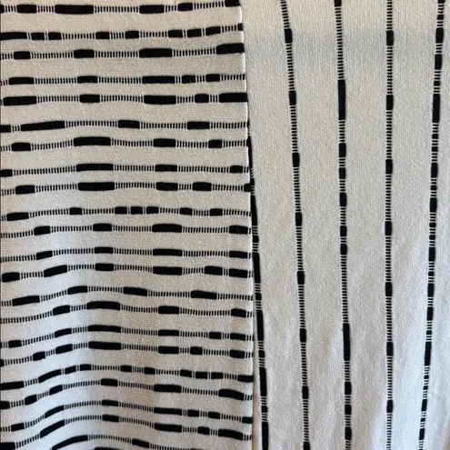 Habitat BRAND WHITE & BLACK CONTRASTING DESIGN 3/4” SLEEVES
LARGE PTP 19”/20”