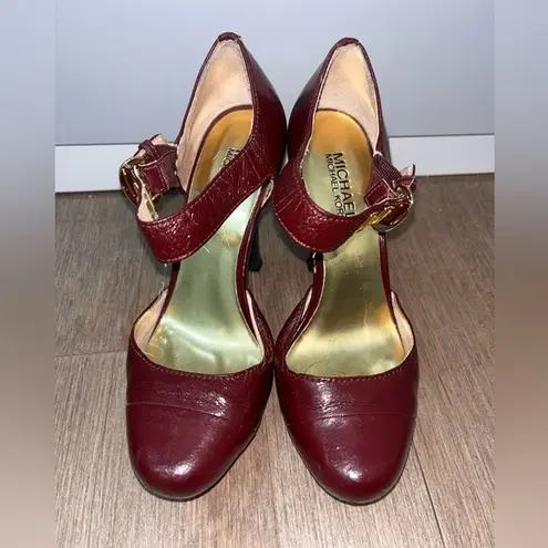 Burgundy and black high heels with a 3.5 inch heel 6.5 Red
