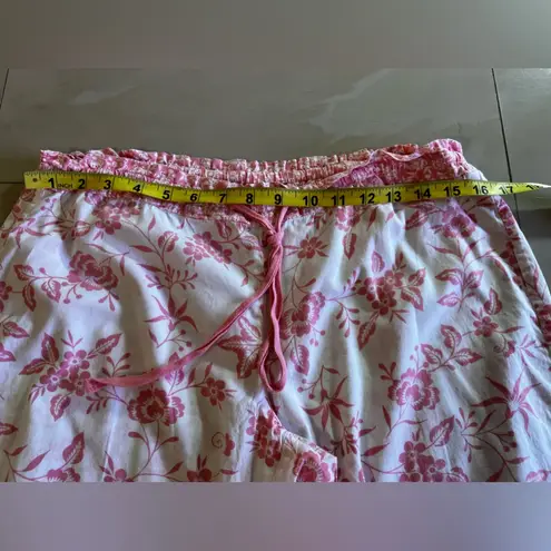 Gap lightweight floral pink Capri pants in size M wide legs Size M