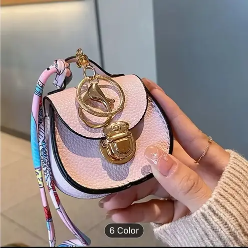 Elegant Mini Saddle Bag
Keychain with Premium Silk
Scarf Beige Grey Gray