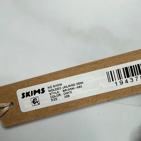 SKIMS NWT No Show Molded Unlined Demi Bra