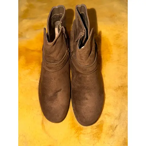 Bella Vita Women Izzy Brown Suede Ankle Boots Side Zip Buckle Detail Size 9.5N