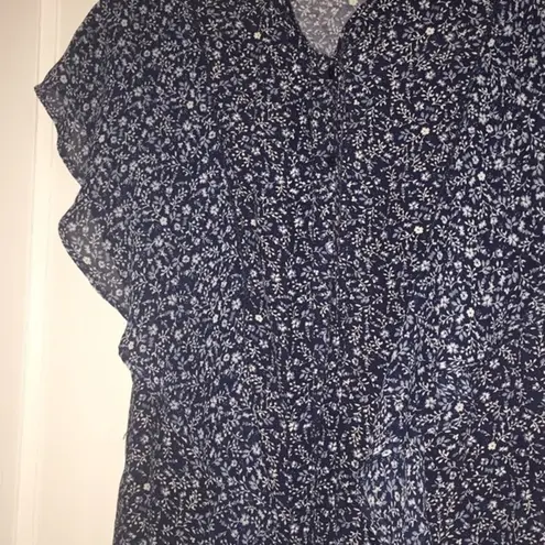 simply styled Woman’s Ruffle Crop Button Down Top