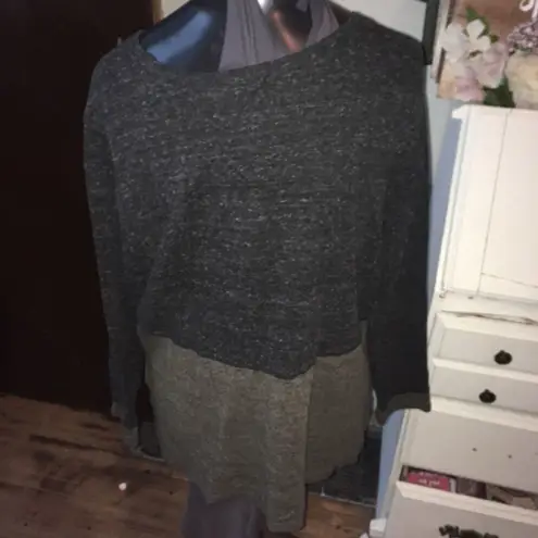 Habitat L heathered gray long sleeve top with green hem