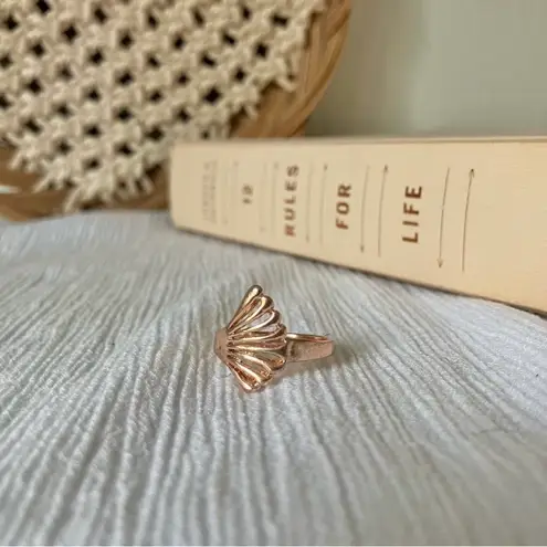 Boutique “Cali” Rosegold Shell Ring 8.5 Classic Elegant Beachy Minimal Femme