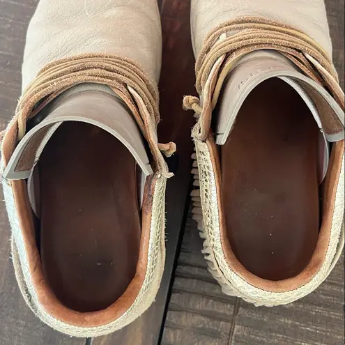 Esseutesse Shoe Size 39 Beige Leather Upper Metallic Foil Fringe Sneakers Tan