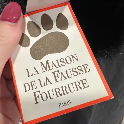 NWT La Maison de la Fausse Fourrure Black Fendue Style Faux Fur Scarf Shawl