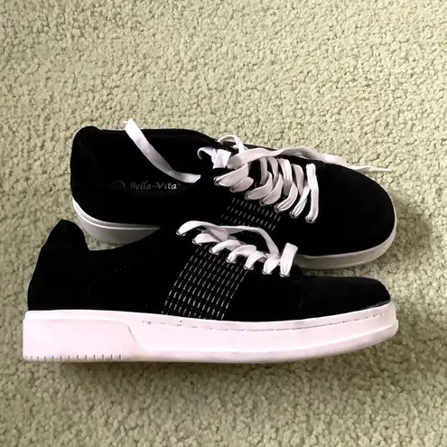 Bella Vita Suede leather sneakers VERY COMFY 🌷🌷