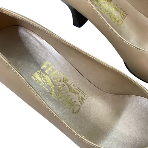 Salvatore Ferragamo Vintage Beige Heels Pumps Size 7.5