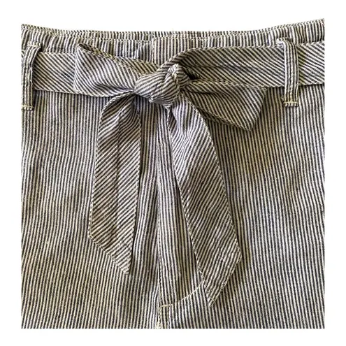 Abercrombie & Fitch Navy blue and white pinstripe shorts, matching belt, two front pockets, high waist, excellent condition, size small Measurements: Waist: side to side 14 1/2 inches  Rise: 12 inches  Inseam: 2 inches - Image 2