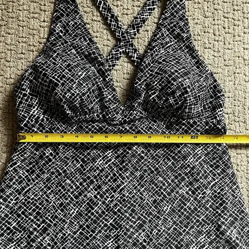 Jaclyn Smith Woman's Black And White Size 12 Tankini Swim Top Padded Bra Area