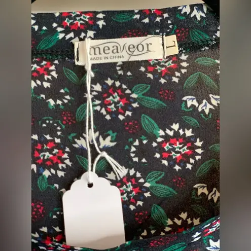 Maveor Floral Black and Red Women's Top. Size