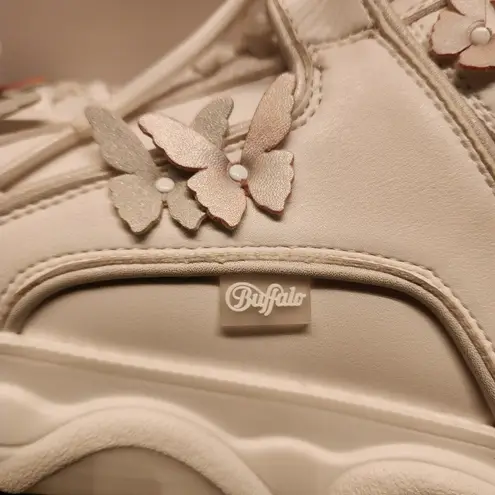 Buffalo London Cloud Butterfly Women’s White Platform Sneakers Size 10.5