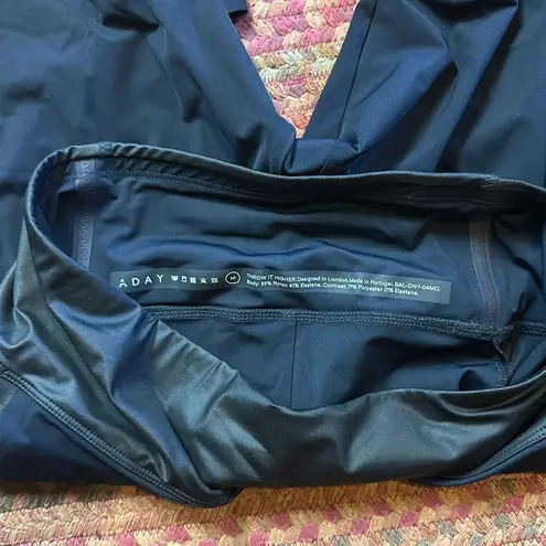 ADAY THROW IT HIGHER NAVY & BLACK ZIPPER FRONT LEGGINGS WITH POCKETS Size M