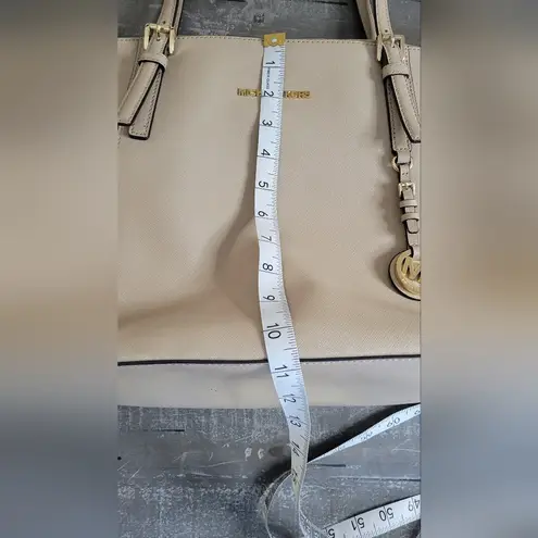 Michael Kors Jet Set Large Beige Top Zipper Tote Bag Tan