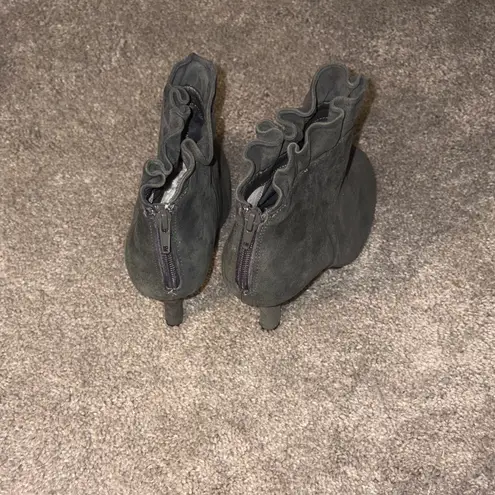 Me Too ruffle romantic suede leather gray heeled ankle boots size 8