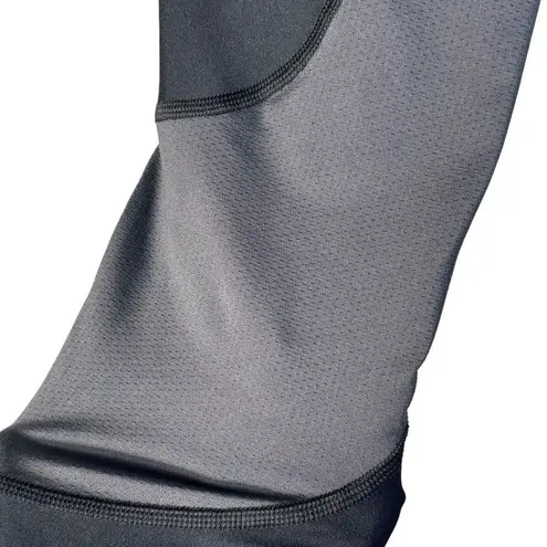 Under Armour  Small Compression Capris Leggings Heat Gear Mesh Insert Black Women