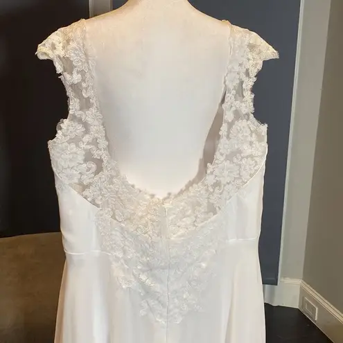 Women’s White Sleeveless Wedding Gown Zip Up with Sparkle Waist Size 3X NWOT White